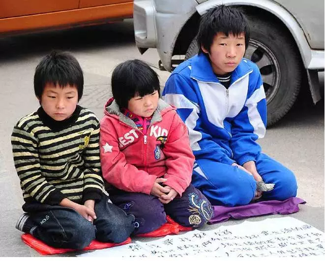 如果你看到年幼的我們在路邊流浪和乞討,請不要給我們錢,而是用手機「把我們拍下來」…
