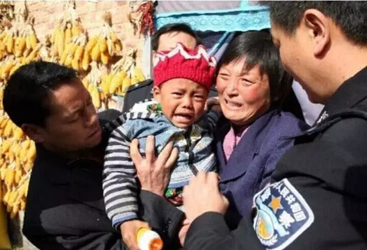 如果你看到年幼的我們在路邊流浪和乞討,請不要給我們錢,而是用手機「把我們拍下來」…