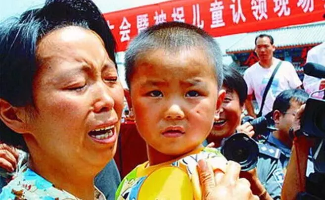 如果你看到年幼的我們在路邊流浪和乞討,請不要給我們錢,而是用手機「把我們拍下來」…