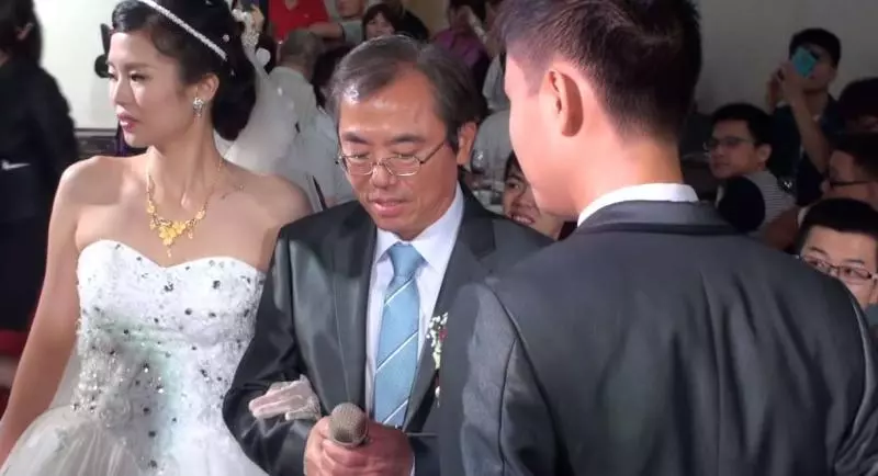 「此刻,是女兒第三次放手...」新娘爸爸婚禮上感人致詞:「女兒,這次你有要回來嗎?」超揪心!