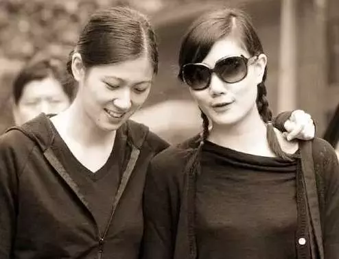 她是高官的女兒,出門擠公交,大多數中國男人都想娶她