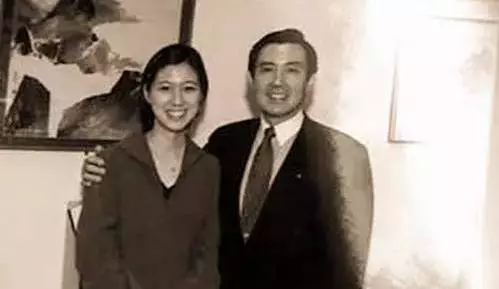 她是高官的女兒,出門擠公交,大多數中國男人都想娶她