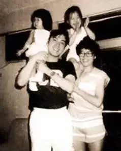 她是高官的女兒,出門擠公交,大多數中國男人都想娶她