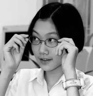 她是高官的女兒,出門擠公交,大多數中國男人都想娶她