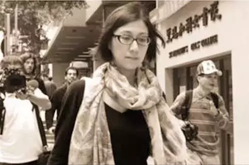 她是高官的女兒,出門擠公交,大多數中國男人都想娶她