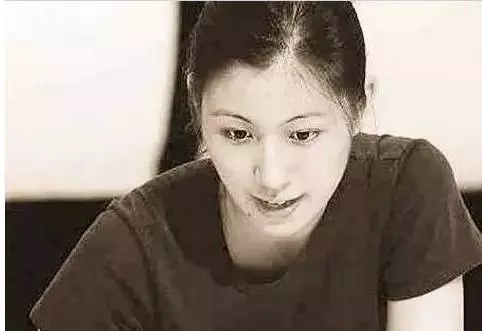 她是高官的女兒,出門擠公交,大多數中國男人都想娶她