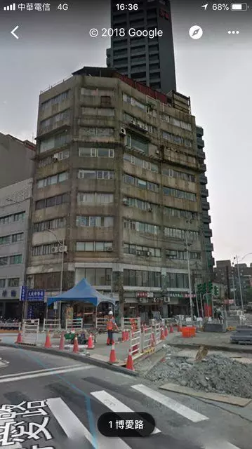 他好奇問掛「為何台灣縣市火車站前都會有一棟被燒過的大樓」網:不要問太多!