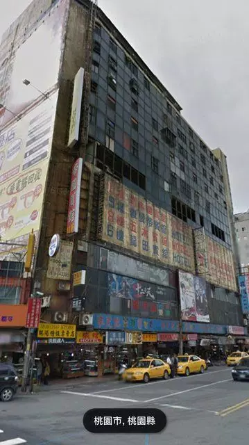 他好奇問掛「為何台灣縣市火車站前都會有一棟被燒過的大樓」網:不要問太多!