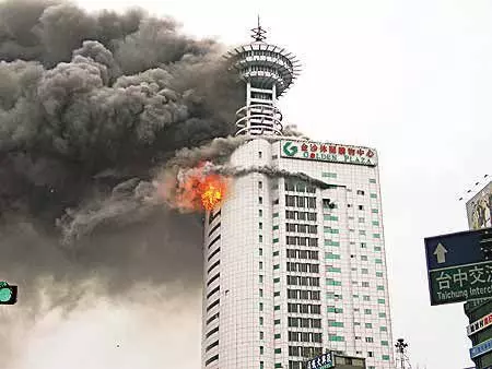 他好奇問掛「為何台灣縣市火車站前都會有一棟被燒過的大樓」網:不要問太多!