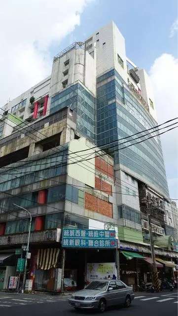 他好奇問掛「為何台灣縣市火車站前都會有一棟被燒過的大樓」網:不要問太多!