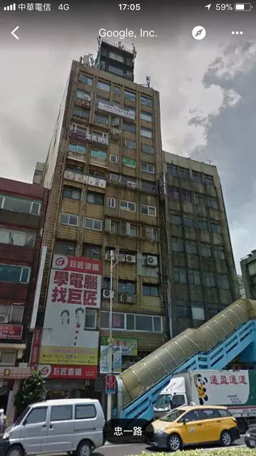 他好奇問掛「為何台灣縣市火車站前都會有一棟被燒過的大樓」網:不要問太多!