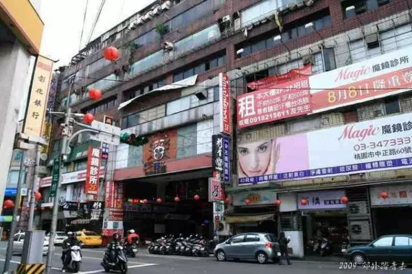他好奇問掛「為何台灣縣市火車站前都會有一棟被燒過的大樓」網:不要問太多!