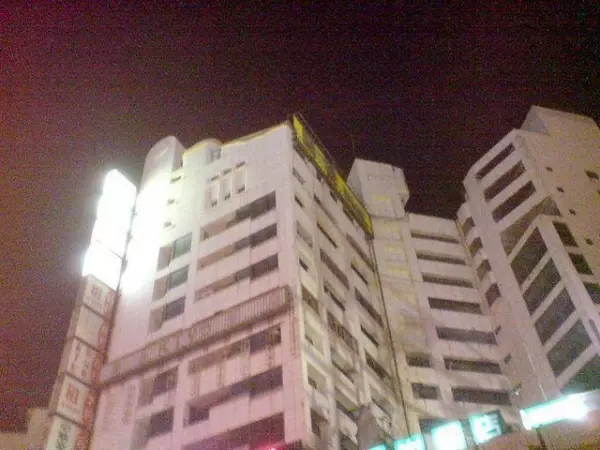 他好奇問掛「為何台灣縣市火車站前都會有一棟被燒過的大樓」網:不要問太多!