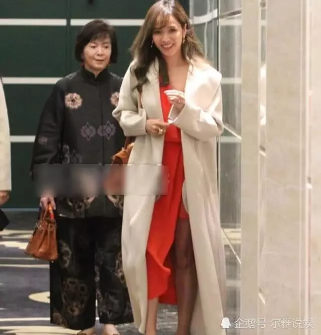 兩次搶走閨蜜老公,同居26年不肯過門,如今又和女婿牽手逛街!