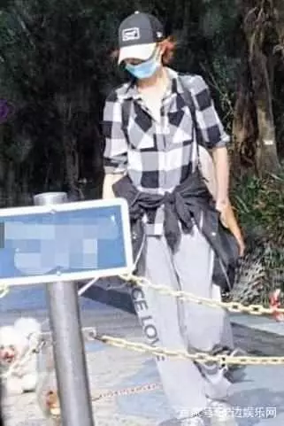 談了11次愛情,54歲依然沒有結婚無子,瘦成皮包骨搬到平民區!