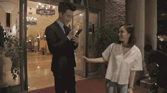 不得了,黃軒拍戲趁機摸楊冪大腿?粉絲們被驚呆了