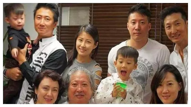 爸爸是洪金寶,媽媽是韓國人,想不到自己卻長這樣,網友:誰敢娶