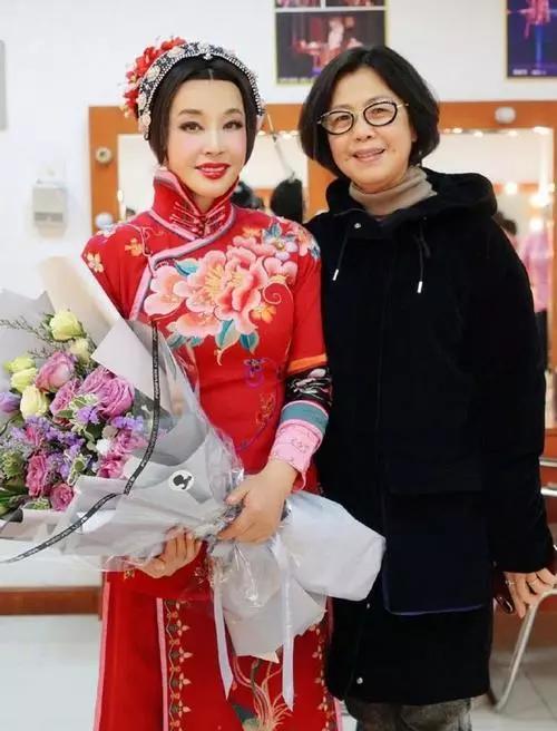 64歲劉曉慶遇見59歲鍾楚紅,「凍齡」女神和自然老去,網友:差別太大!