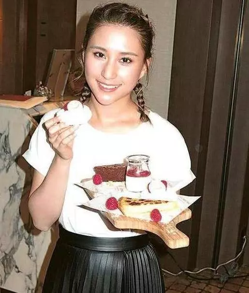 賭王千金曬鄧紫棋到家中做客照,意外曝光豪宅,網友:太壕了吧