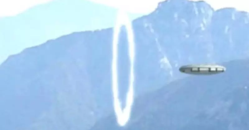 男子無意間撞見「UFO穿越時空門」拍下珍貴影片!放大檢視「80萬網友全看傻」:做人不要太鐵齒!