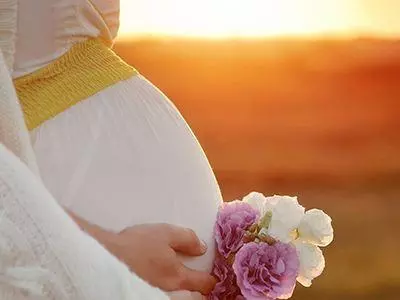 孕婦產前痛到狂吼:「你為什麼要讓我懷孕」?結果老公「爆笑回答」笑死護士