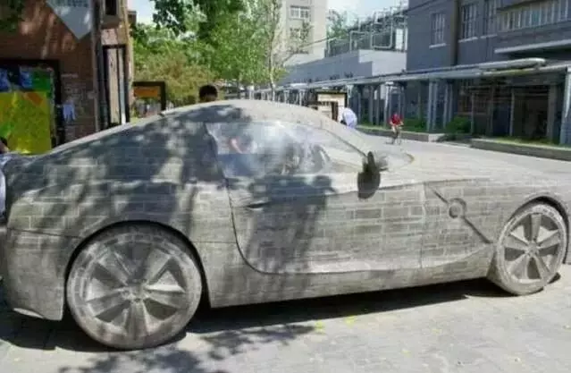 窮光蛋花5年磨出「BMW石頭車」內裝也超逼真,BMW總公司得知後「送一台真的」給他!