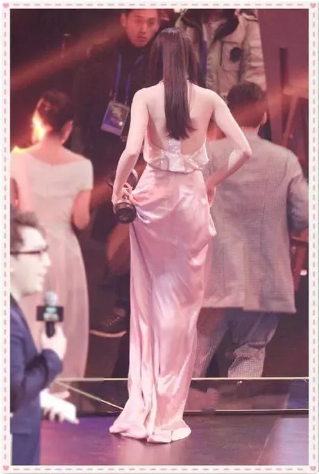 當迪麗熱巴和林志玲同秀美背,才知道健康美和病態美的差距有多大!