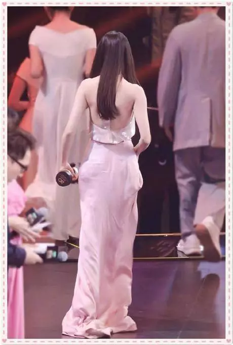 當迪麗熱巴和林志玲同秀美背,才知道健康美和病態美的差距有多大!
