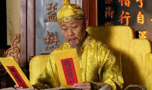 乾隆上聯出5個字,一考生對不上掉頭就走,乾隆大笑:別走,狀元是你的了