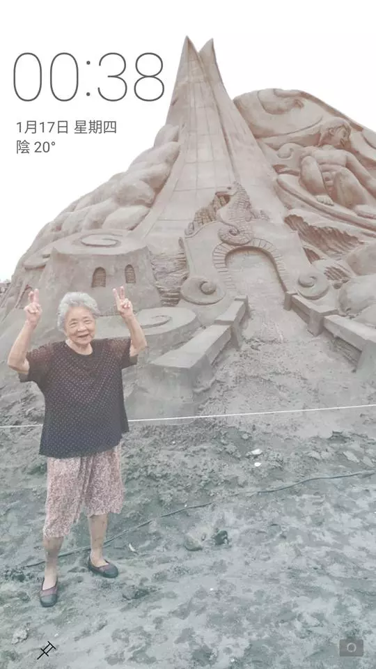 她工作到深夜「接到阿嬤來電」不耐煩:我在忙別打來!某天開始「再也沒接到電話」結局上萬人淚崩