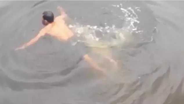 巫師自稱法力無邊,能控制鱷魚!跳進鱷魚池後,被鱷魚拖走身亡