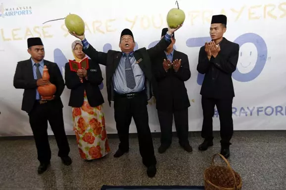 巫師自稱法力無邊,能控制鱷魚!跳進鱷魚池後,被鱷魚拖走身亡