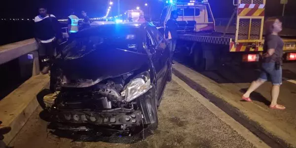 轎車被撞下海 白色轎車司機身份確定!學院生與友人慶生歸途出意外