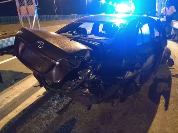 轎車被撞下海 白色轎車司機身份確定!學院生與友人慶生歸途出意外
