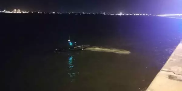 轎車被撞下海 檳威海峽風浪大 搜索行動一度暫停