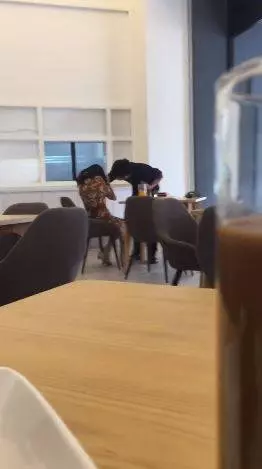 女友打翻水杯被男友怒 罵,拿整疊鈔票砸她臉羞辱說:你都是愛錢罷了