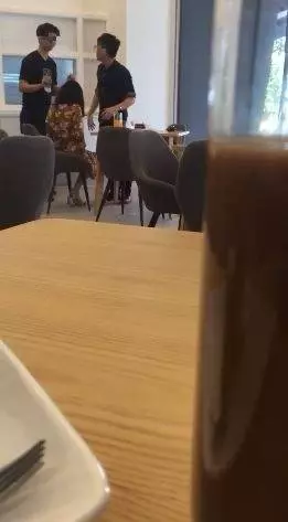 女友打翻水杯被男友怒 罵,拿整疊鈔票砸她臉羞辱說:你都是愛錢罷了