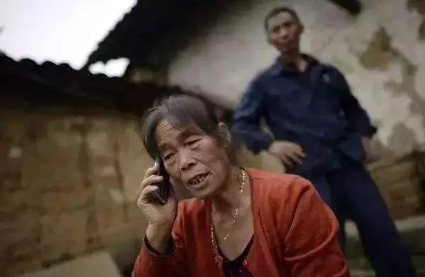 媽病逝大姐分得存款,二姐分得房子,孝順三妹只有破箱,打開蒙啦