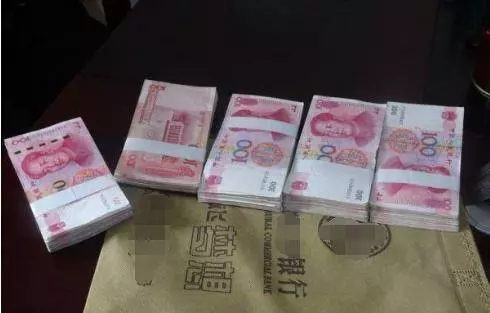 媽病逝大姐分得存款,二姐分得房子,孝順三妹只有破箱,打開蒙啦