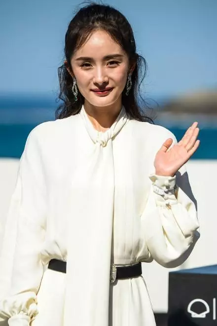 女星無修圖照流出,楊冪顯老,趙麗穎滿臉疙瘩,只有她最尷尬!