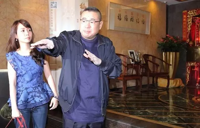 用一台寶馬7就賺來6百億,給自己請十個保鏢,可惜一場小病就去世!