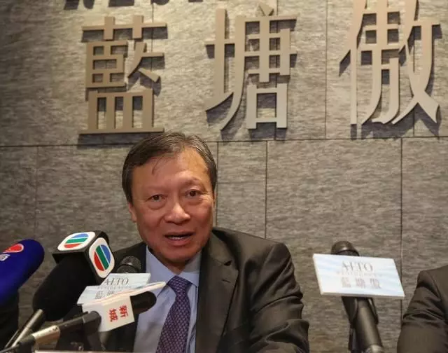 用一台寶馬7就賺來6百億,給自己請十個保鏢,可惜一場小病就去世!