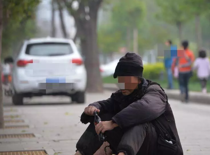 女孩被工廠開除,餓暈街邊,5年後,出嫁當天,來一排豪車送親
