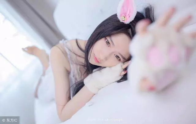 女孩被工廠開除,餓暈街邊,5年後,出嫁當天,來一排豪車送親