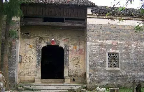 殘疾哥哥為弟娶媳婦傾家蕩產,弟卻讓哥流浪街頭,兩月後來一人收房,弟悔不當初