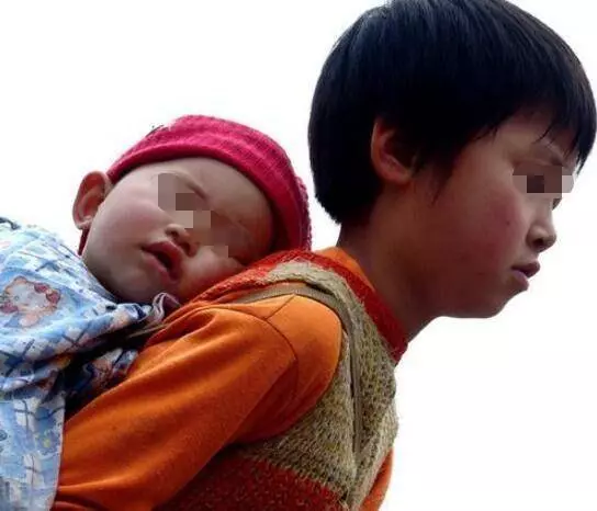 殘疾哥哥為弟娶媳婦傾家蕩產,弟卻讓哥流浪街頭,兩月後來一人收房,弟悔不當初