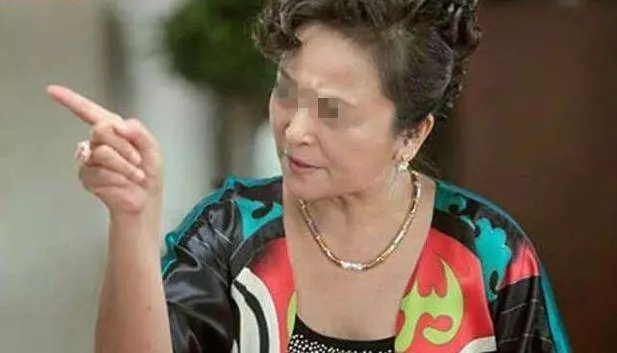 婆婆來伺候兒媳月子 表現的很關心她 兒子在門口聽到對話 卻決定把母親送回家