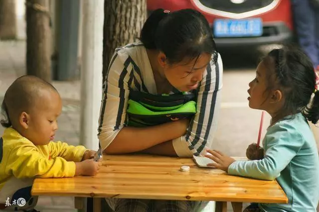 兩兒子不養母親,女兒準備辭職回鄉照顧母親,老闆給她一套房