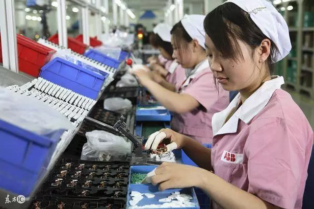 兩兒子不養母親,女兒準備辭職回鄉照顧母親,老闆給她一套房