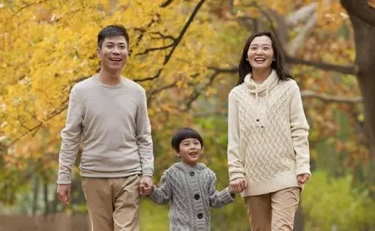 兒子乘車被撞離去,兩年後丈夫執勤攔下轎車,後座男孩喊他:爸爸!